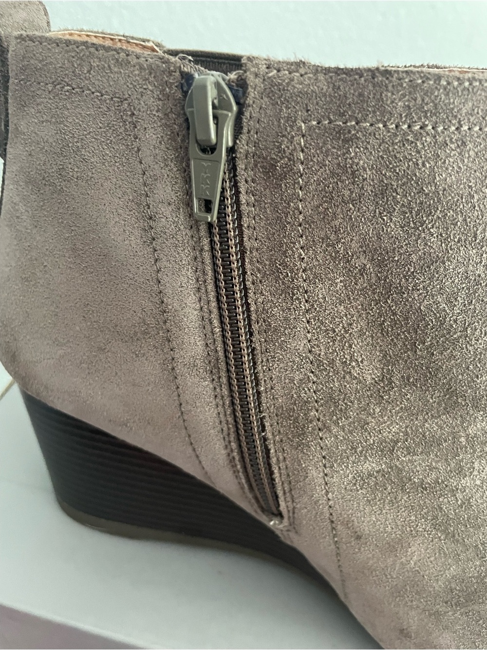 Vionic Parkwood Paloma Greige Suede Wedge Ankle Booties NIB Size 9 - Picture 2 of 4